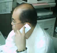 岡山水まわりのリフォームセンター代表が電話を受ける写真